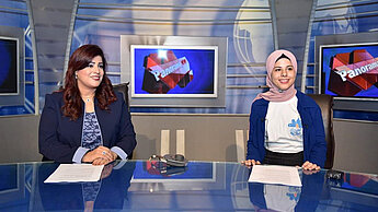 Sara (r.) aus Ägypten konnte für einen Tag Fernsehmoderatorin sein. © Nile TV / Mohamed Pota