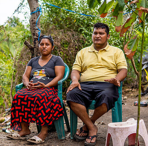 Jose und Susana draußen sitzend