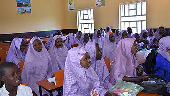 In Übergangs-Klassenzimmern können sich Mädchen und Jungen in Gwoza im Nordosten Nigerias sicher aufhalten und im geschützten Rahmen lernen.