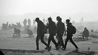 Eine Gruppe Kinder läuft durch eine staubige Straße