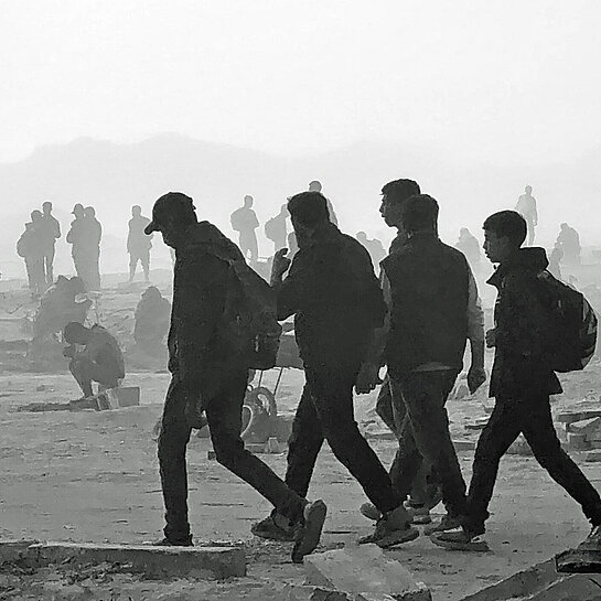 Eine Gruppe Kinder läuft durch eine staubige Straße