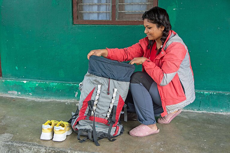 Shreya (21) macht sich bereit für eine weitere Trekking-Tour in Nepal
