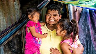 José mit seinen beiden Töchtern