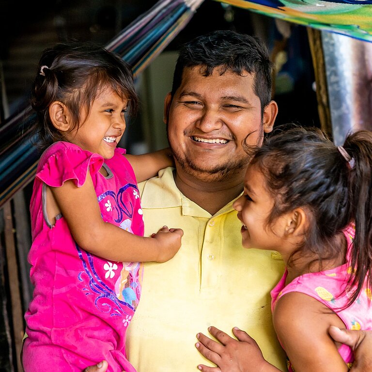 José mit seinen beiden Töchtern