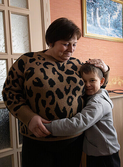 Pflegemutter Nadia nimmt ihren Pflegesohn Max in die Arme