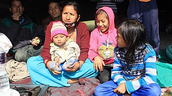 Plan-Teams haben bisher in Kathmandu, Makwanpur und Sindhuli 380 Planen zum Bau von Notunterkünften und 100 Decken verteilt. © Davinder Kumar/Plan Plan-Teams haben bisher in Kathmandu, Makwanpur und Sindhuli 380 Planen zum Bau von Notunterkünften und 100 Decken verteilt. © Davinder Kumar/Plan