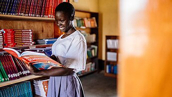 Durch den Bau von Schulen ermöglichen wir den Schulbesuch, wie hier in Uganda. © Plan International / Quinn Neally
