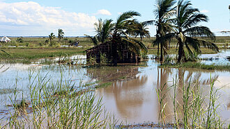 Eine überschwemmte Hütte in Mosambik 