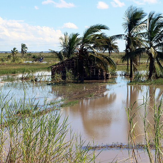 Eine überschwemmte Hütte in Mosambik 