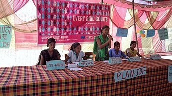 Zum Welt-Mädchentag 2016 übernahm Nisha im Rahmen der "Takeover"-Aktion von Plan für einen Tag die Führung des Dorfes. © Plan International