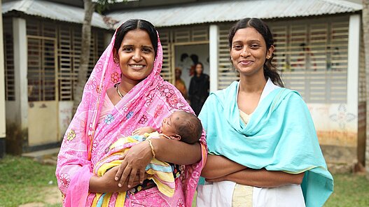 Mit diesem Geschenk tragen Sie zur Finanzierung der Fahrten der Hebammen in die Projektdörfer bei. Das Bild stammt aus einem ähnlichen Plan Projekt in Bangladesch.