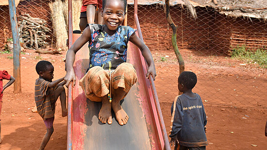 Spielende Kinder in Tansania
