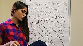 Die internationale Botschafterin von Because I am a Girl, Freida Pinto, hielt einen Workshop beim Girl Summit.