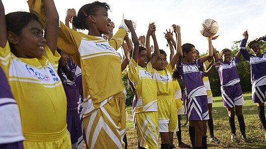 Sie können unser Plan-Projekt in Brasilien unterstützen und vier Spielerinnen ein Trikot spenden. Sie können unser Plan-Projekt in Brasilien unterstützen und vier Spielerinnen ein Trikot spenden.
