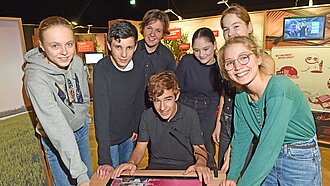 Jugendliche einer Schulgruppe besuchen die Ausstellung Mission 2030 von Plan Internationel Deutschland