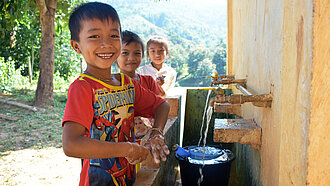 Kinder in Asien zeigen, wie sie leben