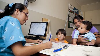 Diese Mutter in Peru kann mit ihren Kindern eine Gesundheitsstation besuchen. Diese Möglichkeit haben nicht alle Eltern.