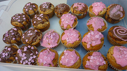Pinke Muffins am Verkaufsstand (© Gymnasium Landau an der Isar))