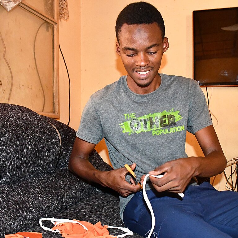 Plan-Aktivist näht Gesichtsmasken