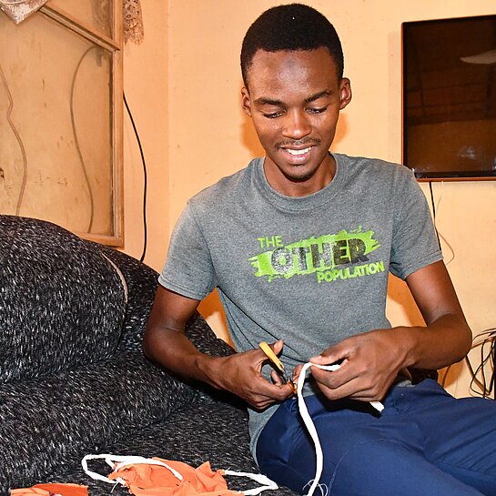 Plan-Aktivist näht Gesichtsmasken