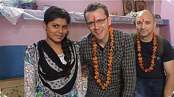 Herzlicher Empfang: Pooja mit Paten Tobias Frenzel und Freund Jens Hinze. Herzlicher Empfang: Pooja mit Paten Tobias Frenzel und Freund Jens Hinze.
