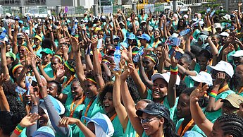 7.000 Äthiopierinnen machen auf die globalen Ziele der Because I am a Girl-Kampagne von Plan International aufmerksam. © Plan 7.000 Äthiopierinnen machen auf die globalen Ziele der Because I am a Girl-Kampagne von Plan International aufmerksam. © Plan