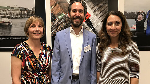 Maike Röttger, Daniel Hahn und Aydan Özoğuz bei der Eröffnung der Fotoausstellung. Maike Röttger, Daniel Hahn und Aydan Özoğuz bei der Eröffnung der Fotoausstellung.