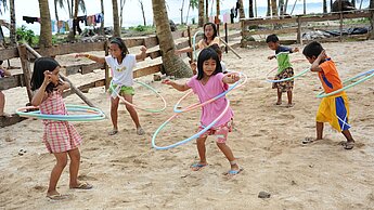 In Kinderschutzzonen können betroffene Mädchen und Jungen unter Anleitung geschulter Betreuer geschützt spielen, lernen und ihre Erlebnisse aufarbeiten.