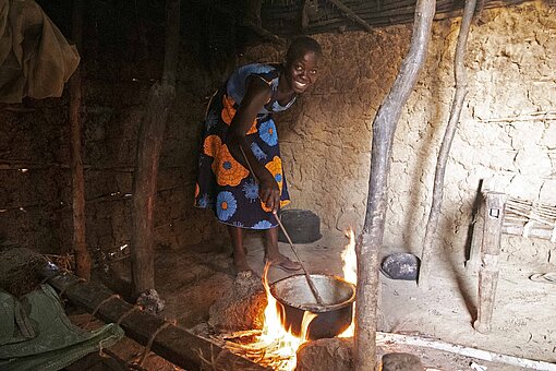 Als ältestes Kind der Familie muss Rehema koch, putzen und den Haushalt führen