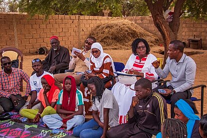 Menschen nehmen am Treffen einer Spargruppe teil