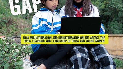 Das Bild zeigt die Titelseite des Reports "Fakt oder Fake?", auf dem zwei Mädchen zu sehen sind, die auf ein Notebook schauen.