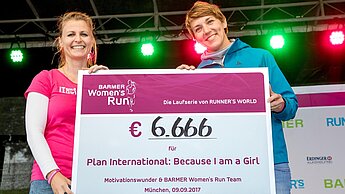 Nicole Schmidt, Referentin für Plan International in Bayern und Baden-Württemberg, nahm den Spendenscheck für Because I am a Girl entgegen. © Norbert Wilhelmi