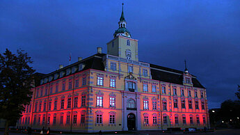Das Oldenburger Schloss, in pinkem Licht erleuchtet.