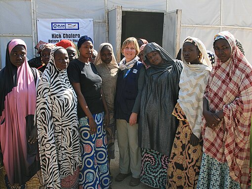 Maike Röttger, Geschäftsführerin bei Plan International Deutschland, im nordnigerianischen Gwoza Geschäftsführerin Maike Röttger mit Frauen aus Gwoza