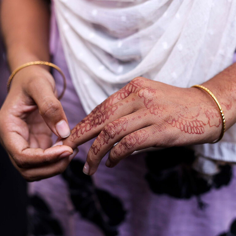 Mit Henna bemalte Hände eines Mädchens