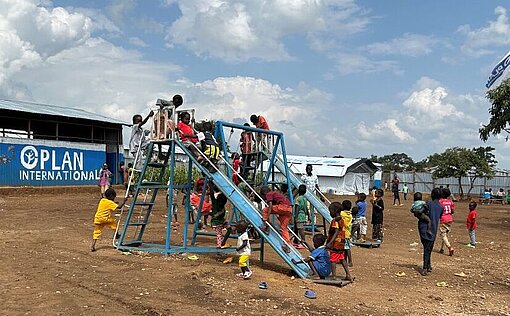 Auf dem Spielplatz im Camp in Ura können die Kinder ein Stück Ausgelassenheit zurückbekommen Kinder spielen auf einem Spielplatz