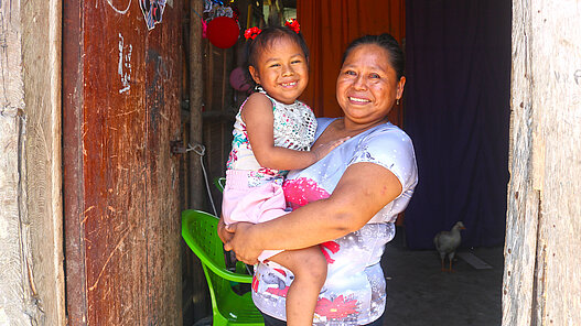 Eine Mutter hält ihr Baby auf dem Arm