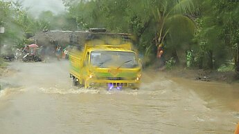 In Milagros in der Provinz Masbate sind die Wiederaufbaumaßnahmen von Überschwemmungen behindert.