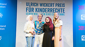 Ingrid Klimke und ihre Tochter Greta Busacker überreichen Batoul und Awaz von den "Youth Advocates" den Sonderpreis. © Plan International/Michael Fahrig
