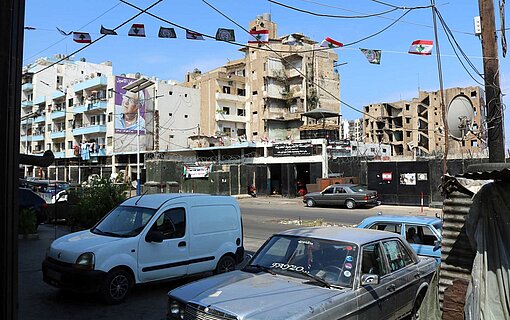 Sonnenlicht bescheint eine Straße in Libanon