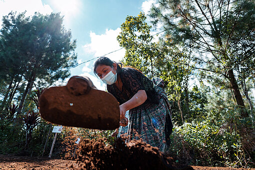 Klimawandel Guatemala Eine Frau bereitet das Feld zur Aussaat vor