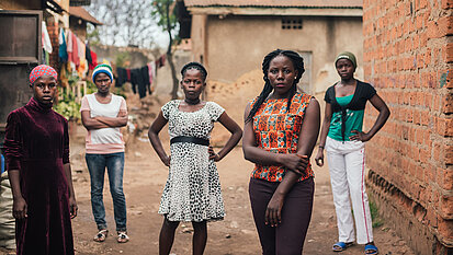 Sophie (2. v.r.) und ihre Freundinnen setzen sich für Gleichberechtigung in Uganda ein