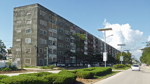 Vorbild Ost-Berlin: Die Trabantenstadt von Sansibar. Plattensiedlungsblock in Sansibar.