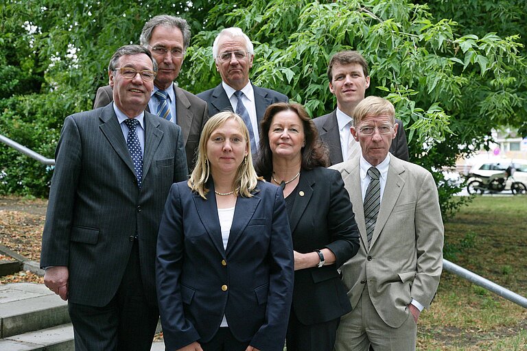Vorstand und Beirat der Stiftung Hilfe mit Plan 2005. Rainer Funke, Dr. Werner Bauch, Dr. Uwe Thomas, Dr. Philip Nölling (hinten v. l.); Kathrin Hartkopf, Gabriele Eick, Dr. Thomas Klett (vorn v. l.)