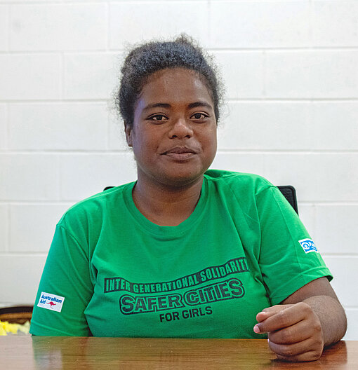 Rowena Tolei ist die „Safer Cities“-Beauftragte für die Gemeinde Kukum im Osten der Hauptstadt Honiara Eine junge Frau sitzt am Konferenztisch