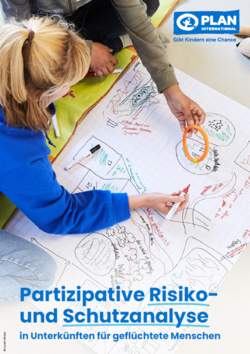 Das Cover zeigt eine Plan-Mitarbeitende, die auf dem Boden auf einem großen Plan zeichnet. Darunter steht: "Partizipative Risiko- und Schutzanalyse in Unterkünften für geflüchtete Menschen".