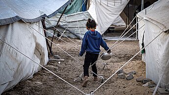Ein Kind zwischen Zelten im Gazastreifen