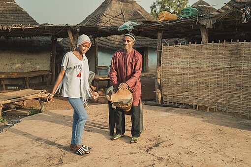 Fatou und Bamba machen zusammen Musik