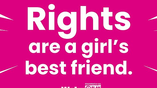 Grafik mit pinkem Hintergrund und dem weißen Text: „Rights are a girl's best friend.“ Darunter das Logo zum Weltmädchentag – Eine Initiative von Plan International. Am unteren Rand ist eine Zeichnung von vier Mädchen..