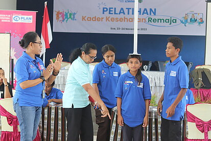 Heranwachsende nehmen an einer Veranstaltung teil